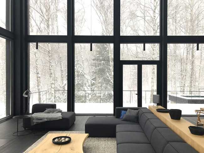 sala de estar rodeada de vidrieras